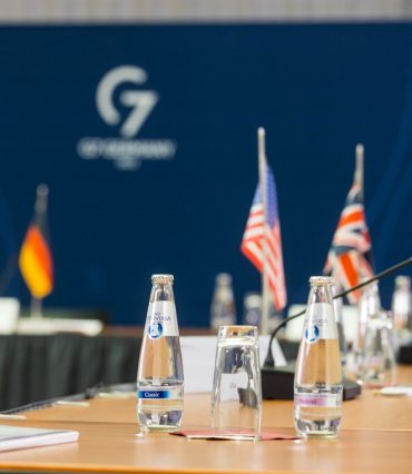 Die Tische der Hybrid-Konferenz der G7 Staaten