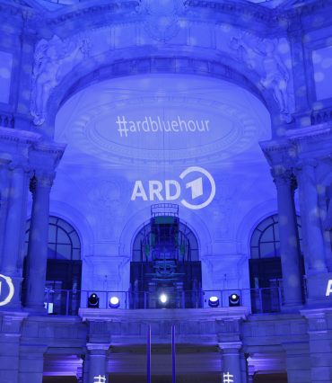 ARD Blue Hour 2023 - ARD Logos an Wände projiziert